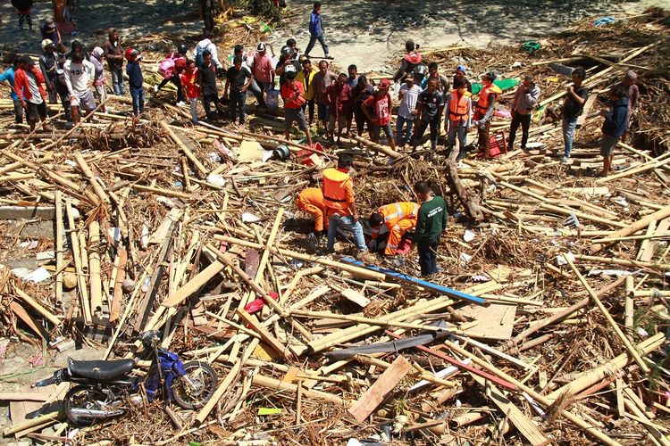 Sejumlah anggota Basarnas melakukan Evakuasi korban gempa dan tsunami, di Pantai Talise, Palu, Sulawesi Tengah, Minggu (30/9). Menurut data sementara Basarnas pada hari kedua pasca gempa dan tsunami di Palu, jumlah korban tewas mencapai 388 orang.
