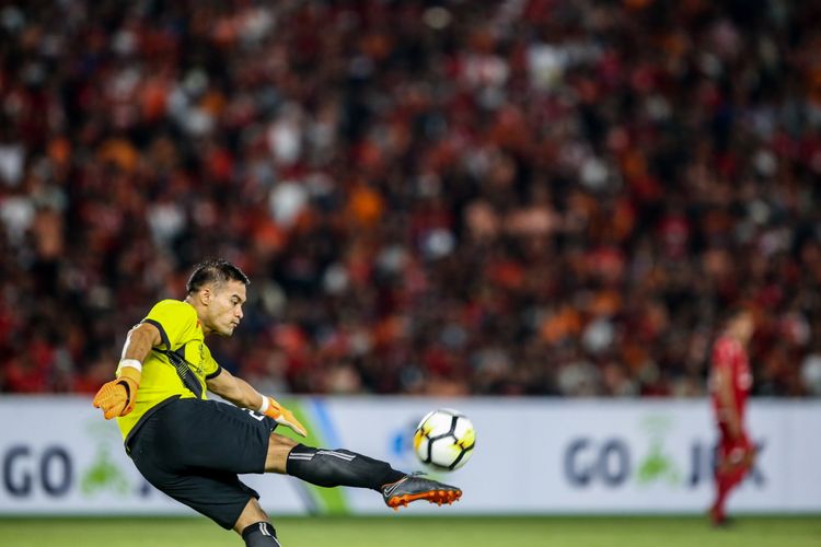 Kiper Persija Jakarta Andritany melakukan tendangan saat Liga 1 di Stadion Utama Gelora Bung Karno, Jakarta, Sabtu (31/3/2018). Persija menang dengan skor 3-1.