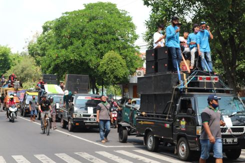 Pekerja Seni Demo di Depan Pendopo Bupati Jombang, Bawa 100 Mobil dan 