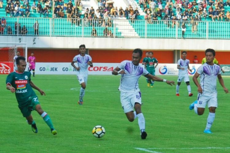 Pemain Belakang Persita Tangerang Rio Ramandika saat mengerja bola 