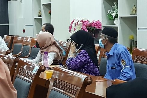 Seorang Calon Siswa Menangis di Komisi X DPR karena Tak Diterima Lewat Jalur Zonasi PPDB DKI