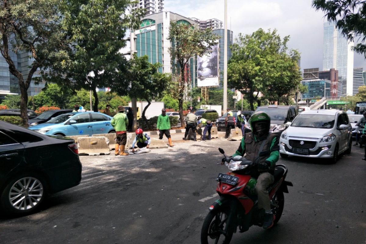 Sebuah bus transjakarta, minitrans terguling di ruas Jalan Gatot Subroto, Jakarta Selatan, Kamis (20/9/2018) sekitar pukul 13.00 WIB, blok pembatas jalur rusak.