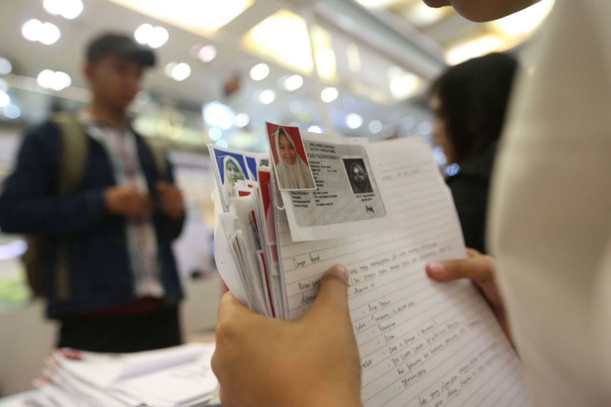 Tumpukan surat lamaran para pelamar kerja saat acara Job Fair di Metropolis Town Square, Tangerang, Banten, Kamis (26/7/2018). Dinas Ketenagakerjaan (Disnaker) Kota Tangerang mencatat sebanyak 74.981 jiwa berusia produktif saat ini berstatus penggangguran.