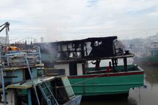 Sebuah Kapal Nelayan Terbakar di Pelabuhan Muara Angke
