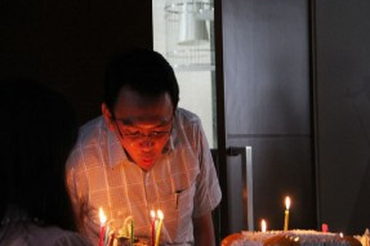 Basuki Tjahaja Purnama meniup lilin kue ulang tahun di pesta kejutan hari ulang tahunnya yang dihadiri oleh keluarga dan para staf pribadinya. Acara berlangsung di kediamannya di Pantai Mutiara, Pluit, Jakarta Utara, Sabtu (29/6/2013).