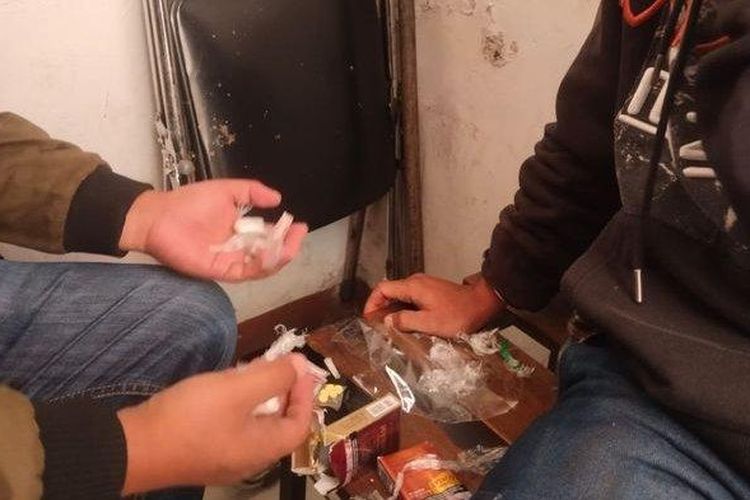 Paket narkoba jenis sabu-sabu diamankan jaksa dari pengunjung tahanan di Pengadilan Negeri (PN) Bandung, Kamis (16/5/2024).  

