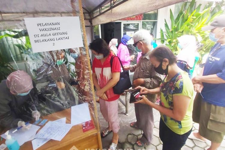 Beberapa lansia di Kota Banjarmasin mendaftarkan diri di Puskesmas untuk menerima vaksinasi, Rabu (3/3/2021). 