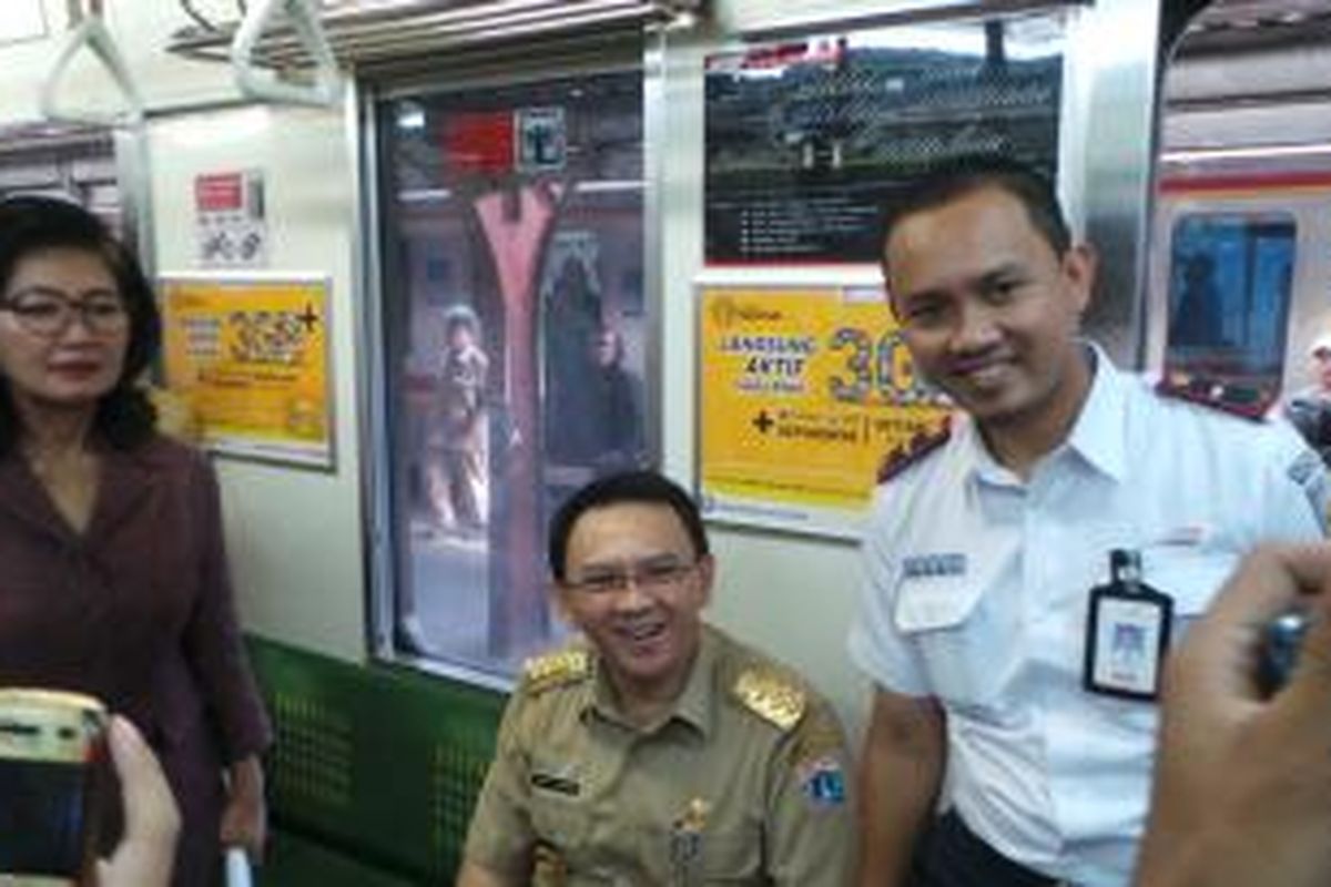 Gubernur DKI Jakarta Basuki Tjahaja Purnama saat berada di kereta rel listrik (KRL) commuter line jurusan Jakarta Kota-Bekasi menuju Stasiun Gondangdia, Jakarta, Rabu (10/6/2015). 