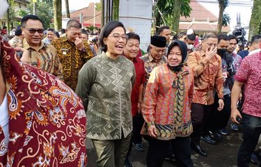Menteri Sosial Tri Rismaharini bersama Menteri Keuangan Sri Mulyani mengunjungi Kecamatan Pujon, Kabupaten Malang, Jawa Timur, Jumat (20/1/2023).