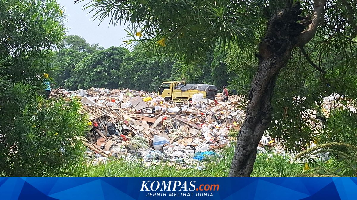 Danau di Penjaringan Jadi Tempat Pembuangan Puing Bangunan