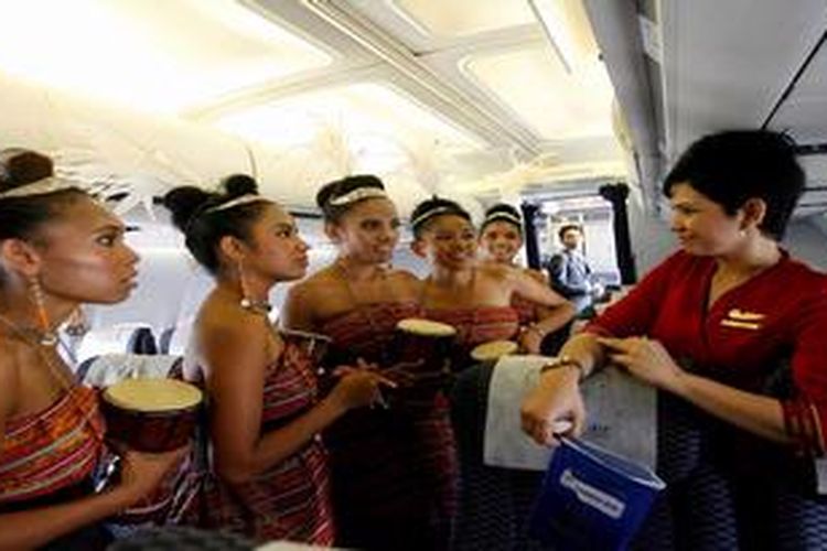 Ilustrasi, pramugari Sriwijaya Air berbincang dengan penari seusai upacara penyambutan penerbangan perdana Sriwijaya Air di Bandara Internasional Presidente Nicolau Lobata, Dili, Timor Leste.