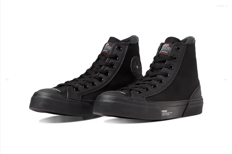 G-Shock bekerja sama dengan Converse Jepang untuk melengkapi desain sneaker ikonik All Star dengan gaya sepatu serba hitam.