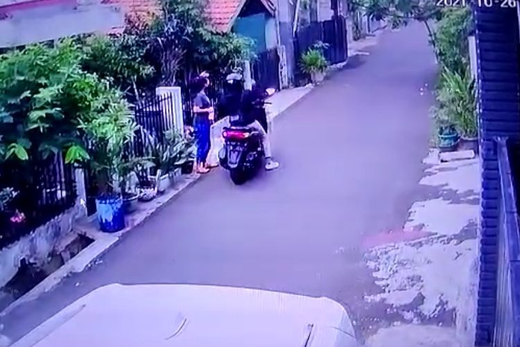 Polisi menangkap pria berinisial AIN (23) karena melakukan pelecehan seksual remas payudara terhadap seorang perempuan di kawasan Duren Sawit, Jakarta Timur.