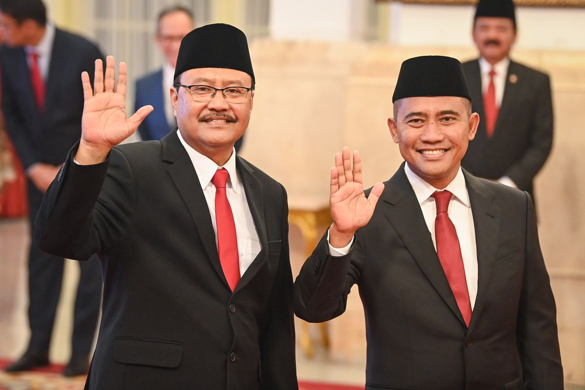 Sekjen PBNU Saifullah Yusuf (kiri) dan Irjen Pol Eddy Hartono (kanan) melambaikan tangan ke arah wartawan sebelum dilantik menjadi Menteri Sosial dan Kepala Badan Nasional Penanggulangan Teroris (BNPT) oleh Presiden Joko Widodo di Istana Negara, Jakarta, Rabu (11/9/2024). Saifullah alias Gus Ipul menggantikan Mensos sebelumnya Tri Rismaharini yang mundur usai mendaftar sebagai Calon Gubernur Jawa Timur, sementara  Eddy Hartono menggantikan kepala BNPT sebelumnya, Komjen Pol Rycko Amelza. ANTARA FOTO/Sigid Kurniawan/app/foc. | Sekjen PBNU Saifullah Yusuf atau Gus Ipul dilantik jadi Menteri Sosial (Mensos).