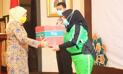 Bagikan 800 Bingkisan Ramadhan Kepada Pegawai Kemnaker, Menaker Ida: Ini Tanda Kasih Kami