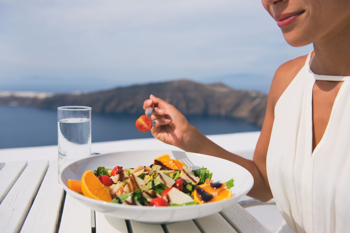 Diet Mediterania adalah salah satu pola makan sehat yang disarankan untuk target menghilangkan lemak di perut untuk usia 40 tahun ke atas.