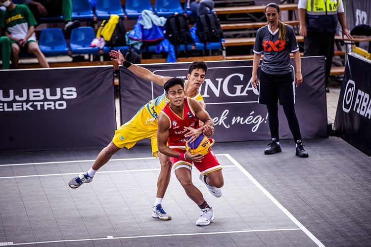 Pemain timnas bola basket putra 3x3 Indonesia saat bertanding di ajang FIBA 3X3 World Cup di Hungaria.