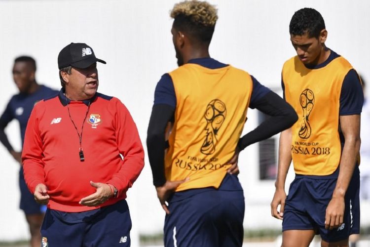 Pelatih Hernan Dario Gomez memimpin timnya latihan di Olympic Park Arena, Sochi, 17 Juni 2018, jelang laga debut  Panama di Piala Dunia menghadapi Belgia.  