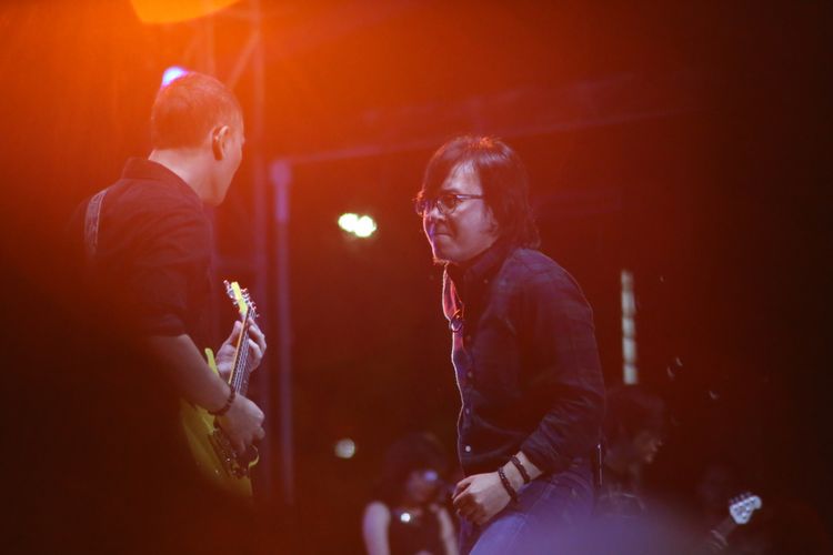 Dewa 19 feat Ari Lasso saat tampil di acara The 90s Festival, Gambir Expo, Jakarta Utara, Sabtu (25/11/2017). Festival ini menghadirkan sejumlah musisi yang hits di era 90-an diantaranya adalah Sixpence None The Richer, KLa Project, The Groove, Bragi, P-Project, Potret, Neo dan lain-lain.