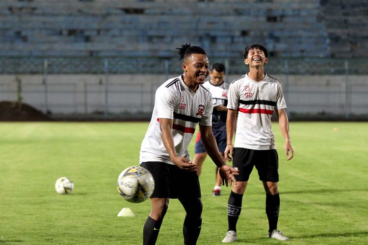 Pemain asing Madura United asal Ghana, Emmanuel Oti Essigba latihan perdana bersama pemain lain di Stadion Gelora Bangkalan, Jawa Timur, Jumat (10/01/2020) malam.