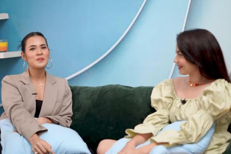 Penyanyi Raisa dan Enzy Storia