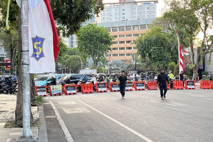 Demo BEM SI Tutup Jalan Gubernur Suryo, Jalan Taman Apsari Macet Total hingga Tunjungan