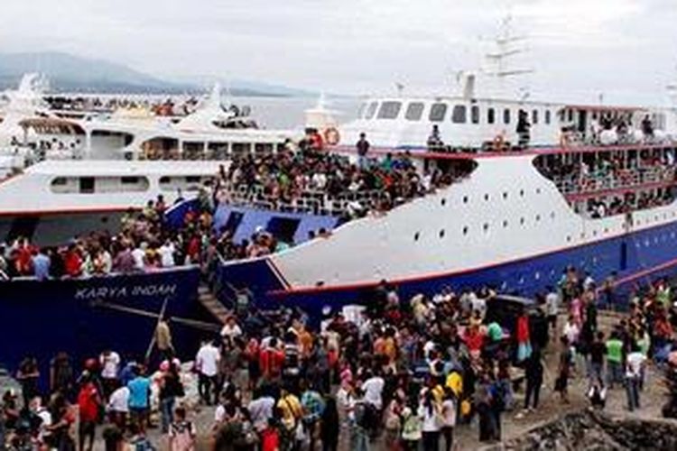 Calon penumpang menjubeli salah satu kapal laut yang melayani rute Manado ke Nusa Utara dalam arus mudik Natal 2012 di Pelabuhan Manado.