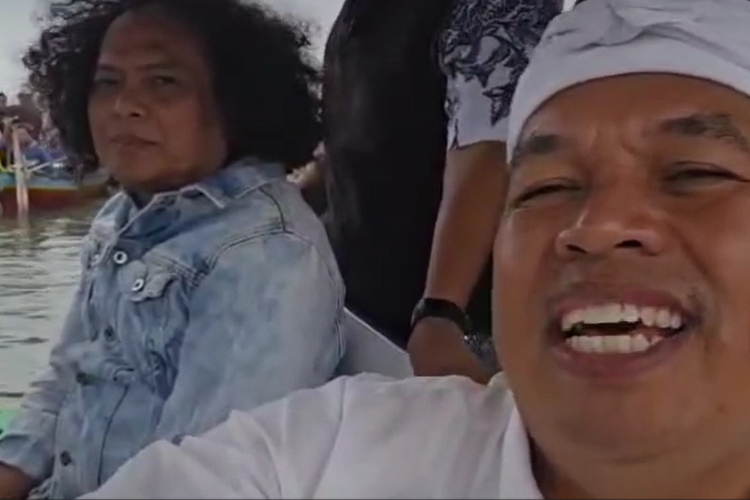 Gubernur Jawa Barat terpilih Dedi Mulyadi saat mendatangi pagar laut Bekasi, Jawa Barat, Jumat (24/1/2025).