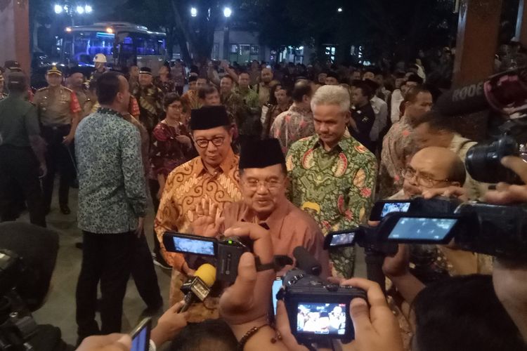 Wakil Presiden Jusuf Kalla seusai membuka Rakornas Zakat 2019 di Pendapi Gede Kompleks Balai Kota Surakarta, Solo, Jawa Tengah, Senin (4/3/2019).