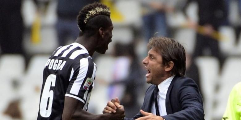 Bersama Antonio Conte (kanan), gelandang Juventus Paul Pogba (kiri) merayakan gol yang dicetak ke gawang Torino dalam laga Serie-A di Stadion Olimpico, Turin, Minggu (29/9/2013). Juventus menang tipis 1-0 atas Torino.