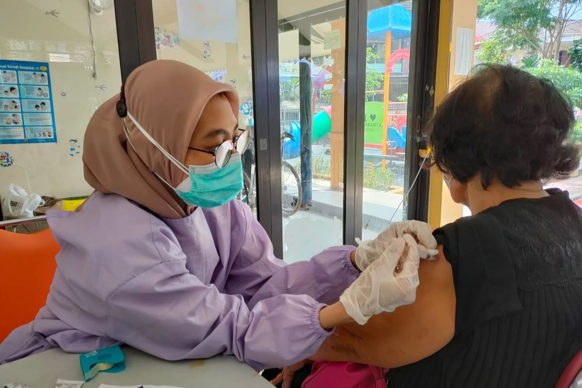 Salah satu warga Cempaka Putih sedang menerima vaksin booster di RPTRA Cempaka Putih Jakarta Pusat, Rabu (12/1/2022). *istimewa