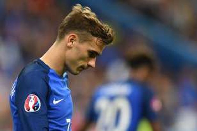 Pemain Perancis, Antoine Griezmann, tertunduk setelah timnya kalah dari Portugal pada laga final Piala Eropa 2016, di Stade de France, Saint-Denis, Minggu (10/7/2016) waktu setempat.