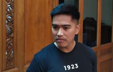 Putra bungsu Presiden Jokowi, Kaesang Pangarep di Solo, Jawa Tengah, Senin (24/10/2022). Kaesang merasa kesal lantaran penerbangannya dari Jakarta menuju Solo dialihkan Lion Air.
