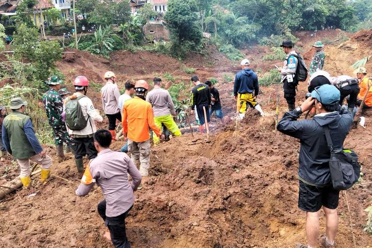Sejumlah petugas dari SAR Gabungan tengah melakukan pencarian terhadap tiga korban yang tertimbun longsor di Kecamatan Arjasari, Kabupaten Bandung, Jawa Barat, pada Jumat (5/12/2025)
