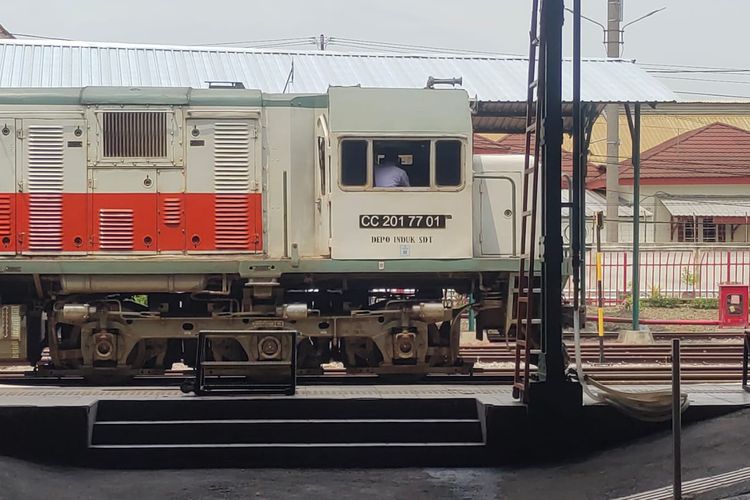 Lokomotif pengganti KA Kertanegara relasi Malang-Purwokerto yang mengalami gangguan teknis di Kediri, Jawa Timur, Sabtu (13/12/2025).