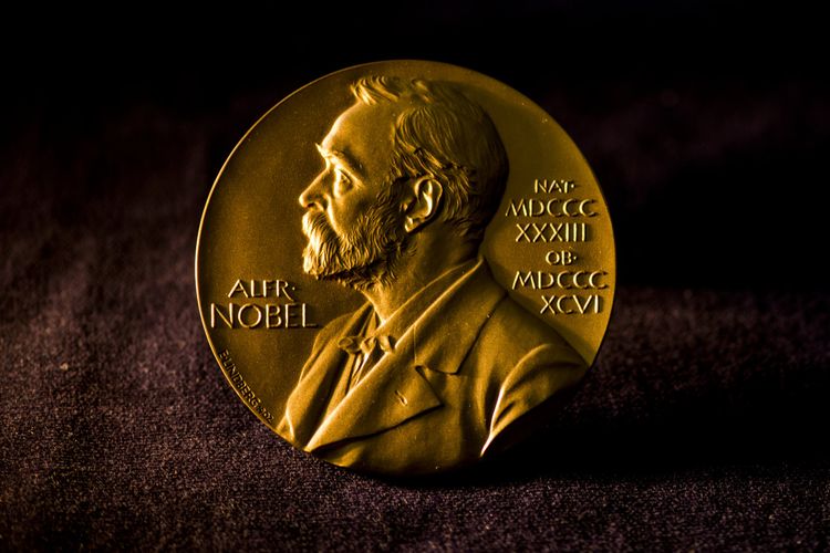Medali untuk penerima anugerah penghargaan Nobel. 