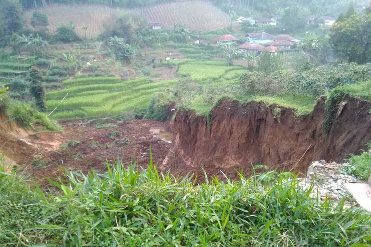 Material tanah longsor akibat pergerakan tanah terjadi di Deda Rawabogo, Kecamatan Ciwidey, Kabupaten Bandung, Jawa Barat. Pergerakan tanah tersebut terjadi sejak pertengahan Januari 2024 dan kini 15 jiwa dievakuasi, Jumat (3/5/2024)