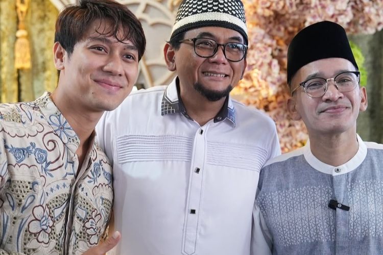 Presenter Ruben Onsu (kanan) shalat Idul Adha di kediaman Rizky Billar (kiri) di Cipete, Jakarta Selatan, dipimpin Ustaz Subki Al Bughuri, Jumat (6/6/2025).