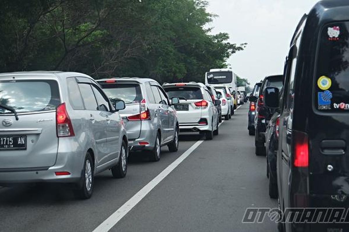 Pelanggaran lalu lintas bahu jalan di tol Cikampek