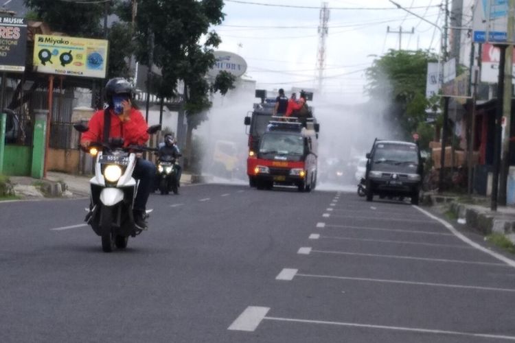 Kendaraan water canon Polres Tasikmalaya Kota rutin menyemprotkan cairan disinfektan ke sejumlah wilayah jalan protokol Kota Tasikmalaya, Jumat (27/3/2020).