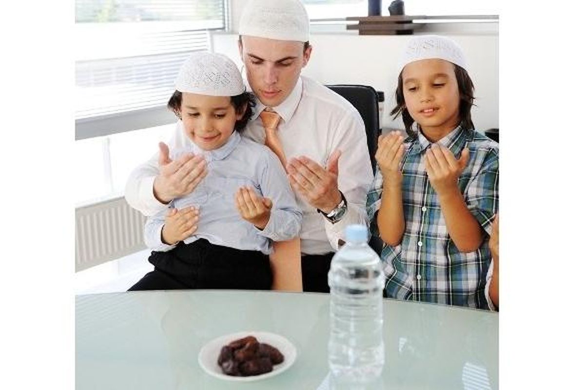 Atur pola makan sahur dan berbuka yang tepat agar tubuh tetap ternutrisi selama puasa.