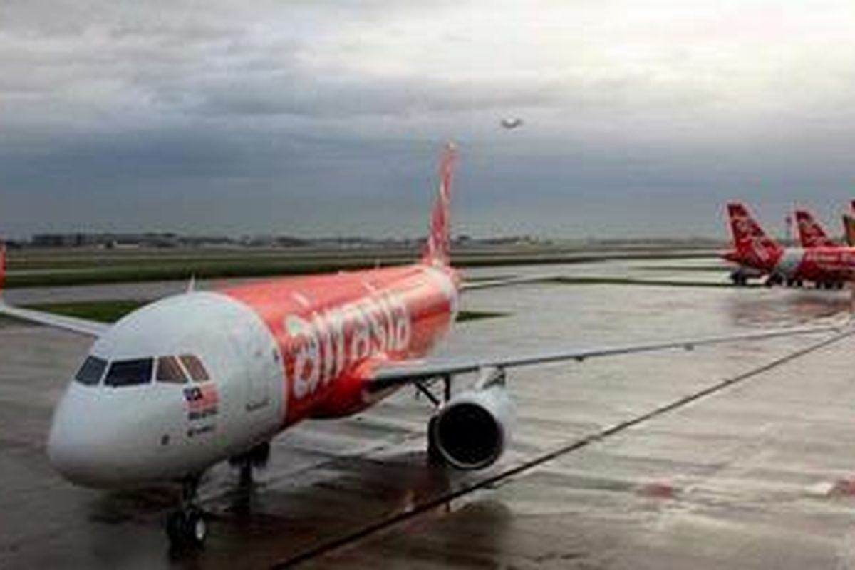Pesawat Airbus A320 yang dilengkapi sayap "sharklet" pesanan AirAsia siap dikirim dari pabriknya di Toulouse, Perancis, Jumat (21/12/2012) waktu setempat. Pesawat terbaru dari keluarga A320 itu diklaim mampu menghemat bahan bakar hingga empat persen, menampung lebih banyak penumpang, dan aerodinamika yang lebih baik berkat inovasi pada kedua sayap tersebut.
