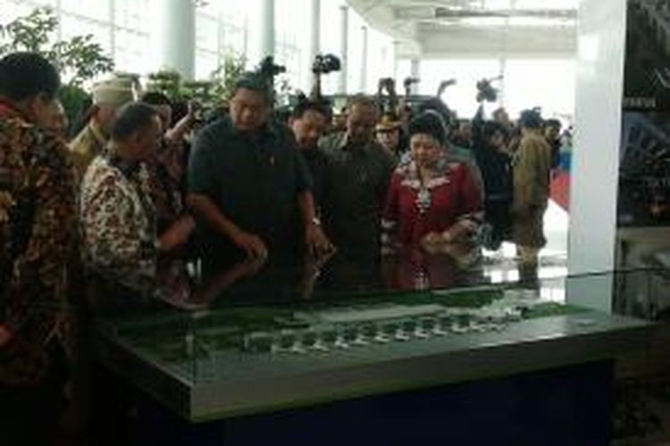 Usai penandatanganan prasasti peresmian 12 proyek di Kaltim, SBY mengunjungi maket proyek MP3EI di Bandara Sultan Aji Muhammad Sulaiman di Balikpapan.