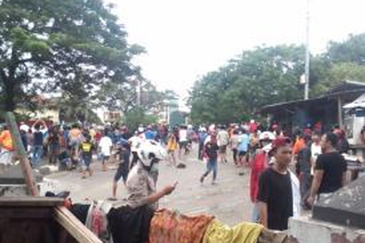 Tawuran warga di Jalan Tambak, Manggarai Jakarta Selatan, Minggu (30/11/2014)