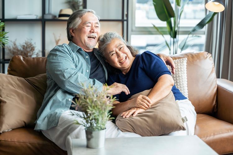 Ilustrasi pasangan lansia yang tengah menikmati masa pensiunnya di rumah