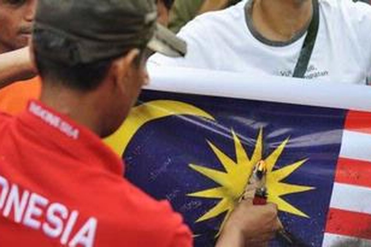Ilustrasi: Para aktivis membakar bendera Malaysia dalam aksi unjuk rasa di Jakarta, Selasa (17/8/2010) 