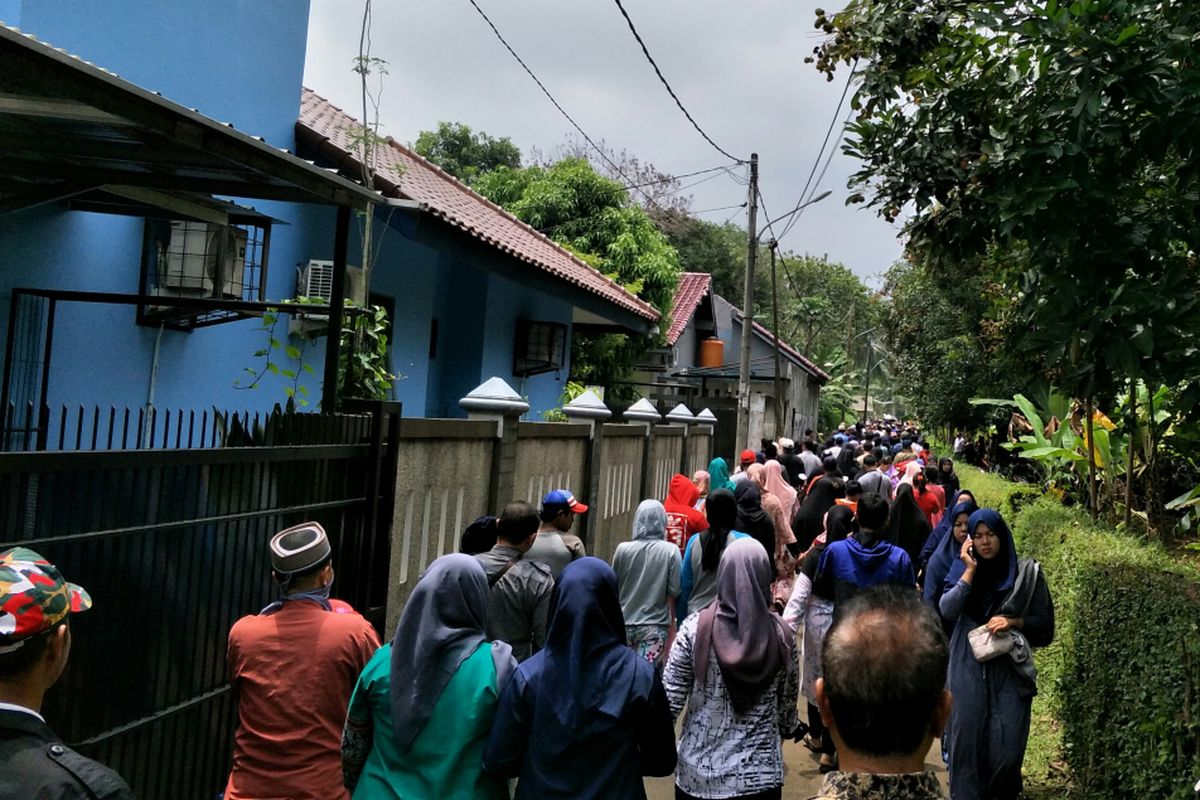 Warga Ciputat Timur berjalan kali mengantarkan jenazah para korban kecelakaan di kawasan Tanjakan Emen, Subang, Minggu (11/2/2018)