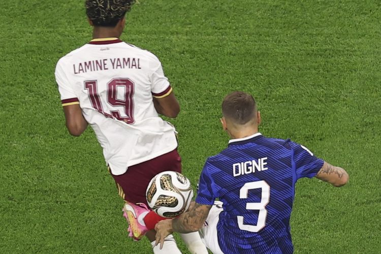 Kronologi Hukuman Penalti Lucas Digne, Sepak Paha Berujung Petaka