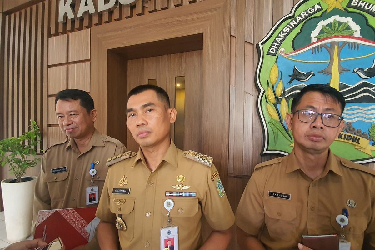 Bupati Gunungkidul Sunaryanta (tengah) didampingi Kepala BKPPD Gunungkidul Iskandar (kiri) dan Sekda Gunungkidul Sri Suhartanta di Kantor Pemkab Gunungkidul. Selasa (28/3/2023)