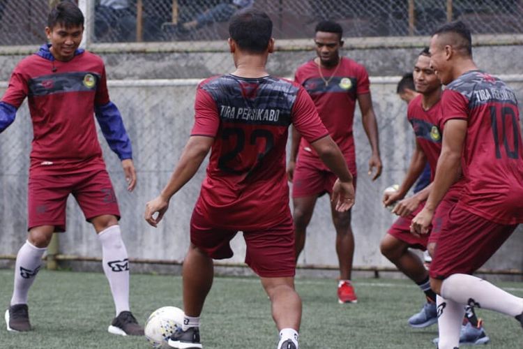 Herwin Tri Saputra (kiri), saat berlatih bersama skuad Tira-Persikabo.